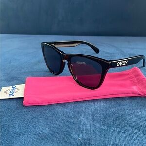 Oakley Black Sunglasses with Pink Pouch